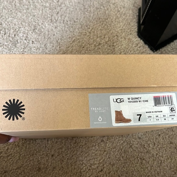 UGG Quincy Women’s Twinface Sheepskin Lace Up Booties - Size 7 - Picture 11 of 16